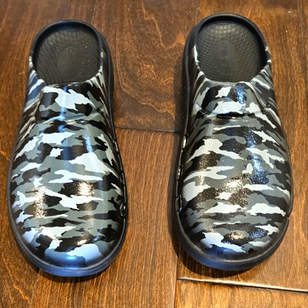 Women's Oofos OOcloog Limited Edition Green Camo Clog